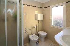 Douche, sèche-cheveux, bidet