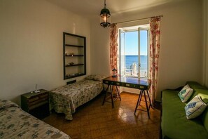 2 chambres, fer et planche à repasser, draps fournis