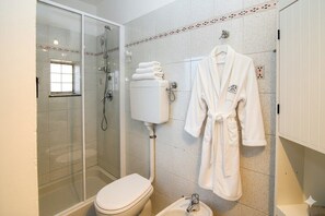 Suihku, hiustenkuivaaja, bidee