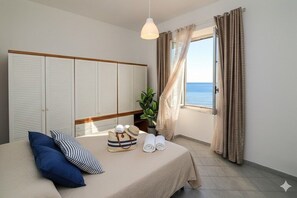 2 makuuhuonetta, silitysrauta/-lauta, vuodevaatteet