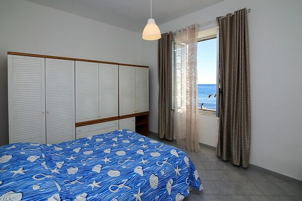2 bedrooms, iron/ironing board, bed sheets