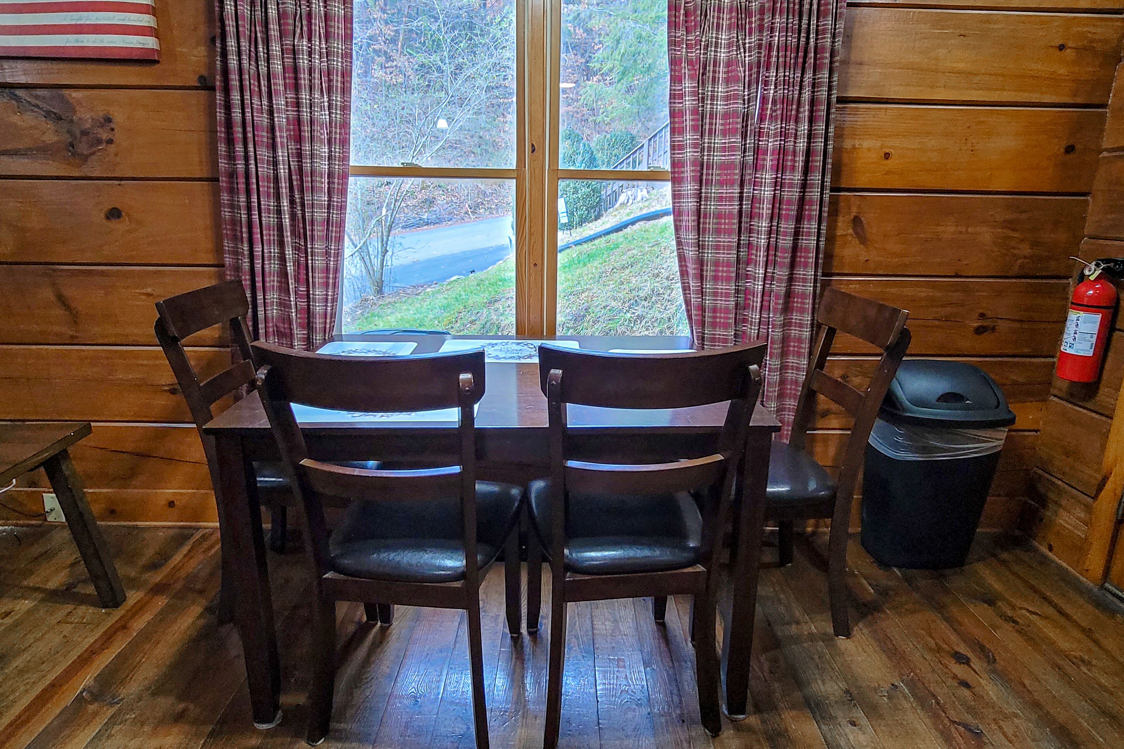 Cabin with gas fireplace, games, central AC, washer/dryer & free WiFi