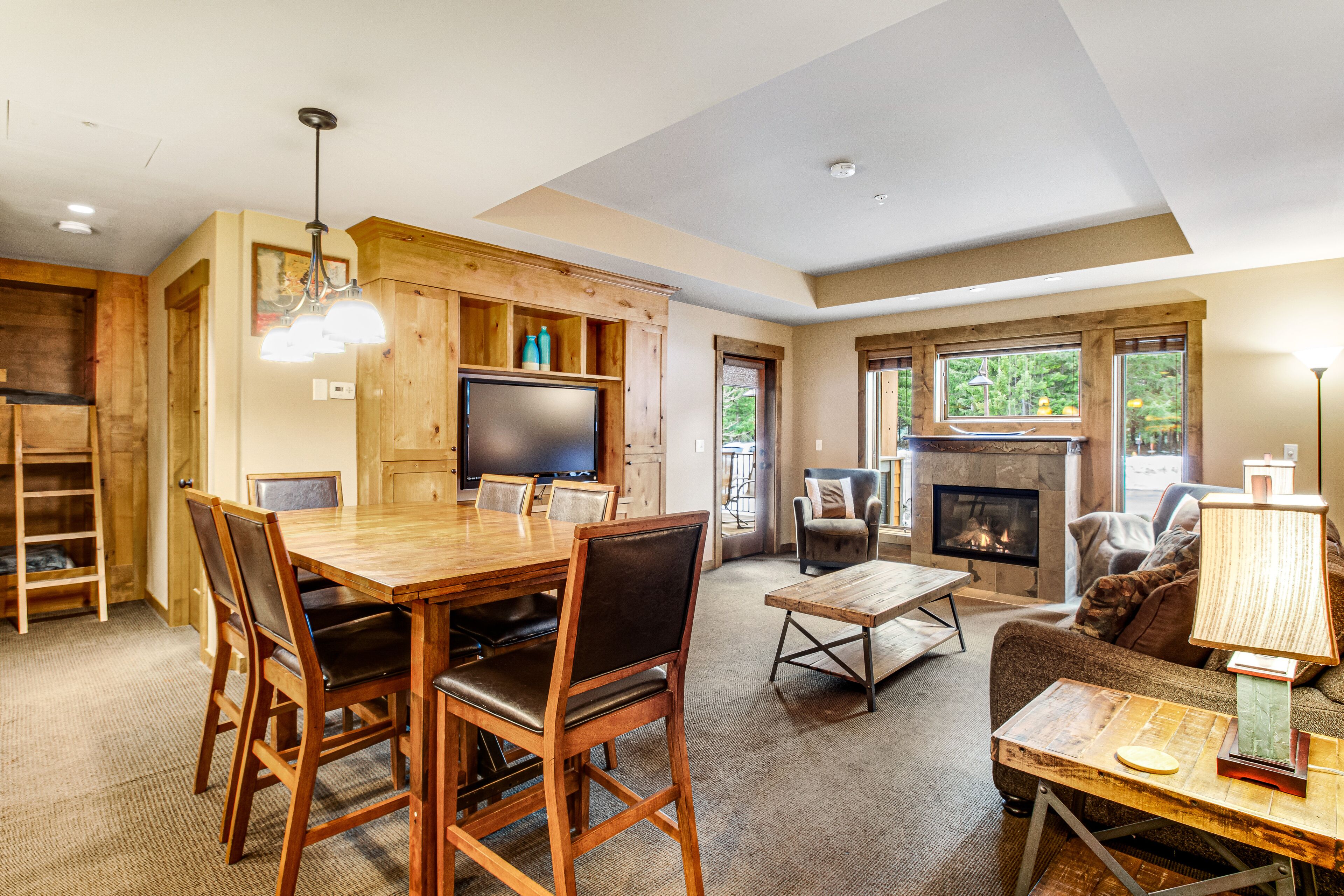 Year-round outdoor getaway with shared pool, private patio, full kitchen & WiFi