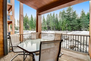 Outdoor dining - Year-round outdoor getaway with shared pool, private patio, full kitchen & WiFi (Cle Elum)