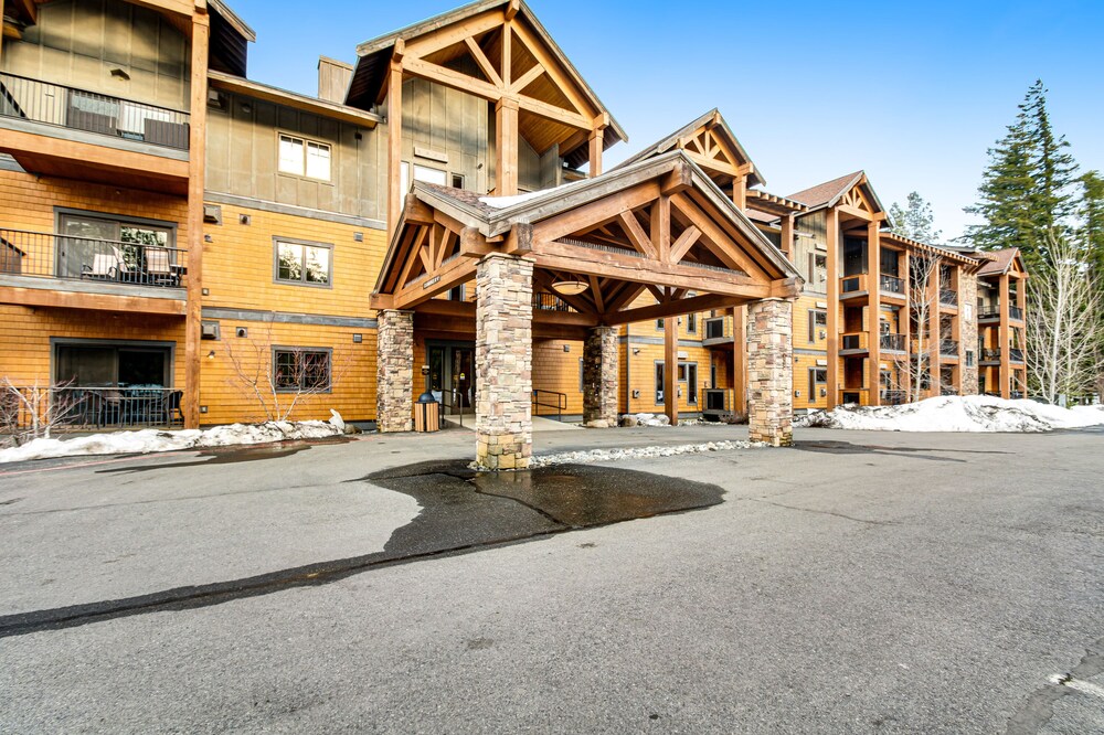 Year-round outdoor getaway with shared pool, private patio, full kitchen & WiFi
