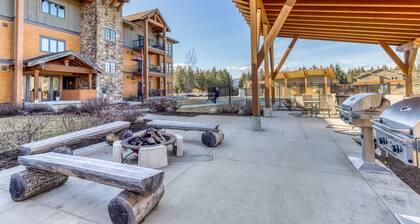 Year-round outdoor getaway with shared pool, private patio, full kitchen & WiFi