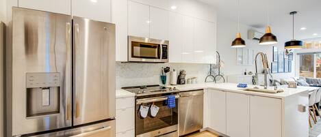 Kühlschrank, Mikrowelle, Ofen, Herdplatte