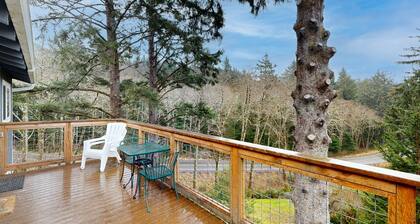 Woodsy retreat near the beach with WiFi, washer/dryer & gas fireplace