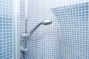 Dutxa, assecador de cabells, bidet i tovalloles 