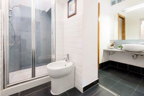 Shower, hair dryer, bidet, towels - RESIDENZA SANSONI charming and easy (Roma)