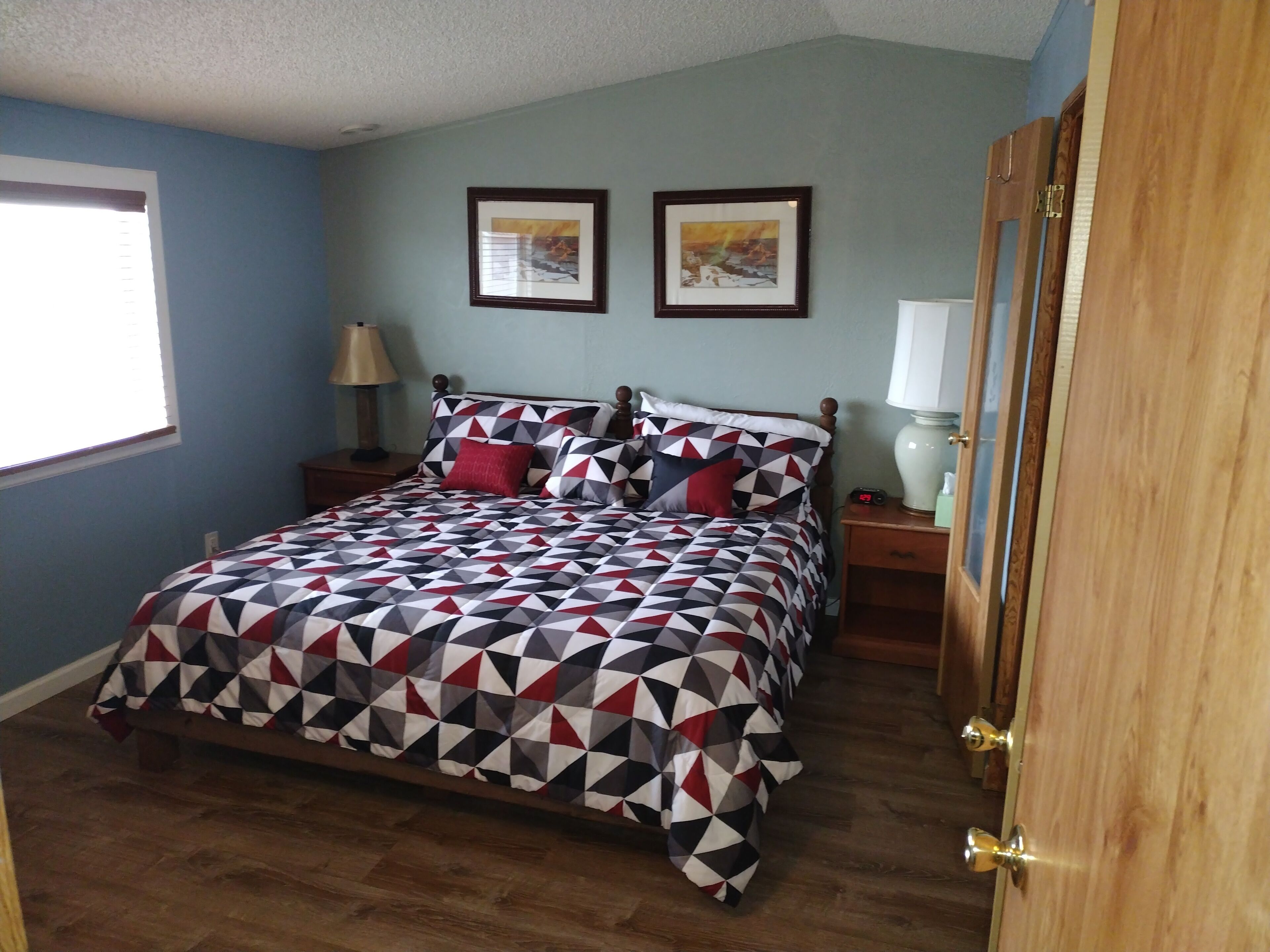 3 habitaciones, tabla de planchar con plancha, wifi y ropa de cama 