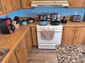 Microwave, oven, stovetop, coffee/tea maker - The Brarosel Tourist House near the Grand Canyon (Williams)