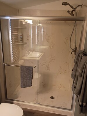 Ensemble douche/baignoire, sèche-cheveux, serviettes fournies