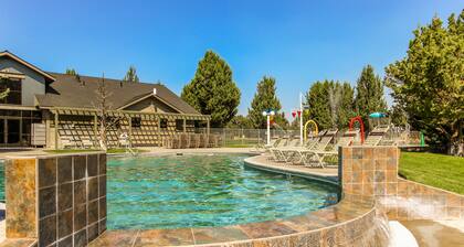 Resort townhouse with central AC & WiFi, pool, hot tub & golf access - dogs OK