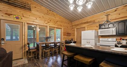 ☀️Pet friendly! 🌲New Cabin, Hot Tub, 🔥Pit, Grill