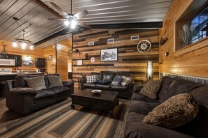 Smart TV, fireplace, streaming services - ☀️Pet friendly! 🌲New Cabin, Hot Tub, 🔥Pit, Grill (Broken Bow)