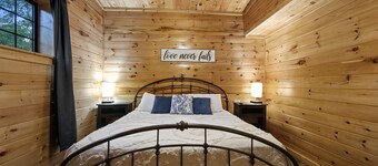 ☀️Pet friendly! 🌲New Cabin, Hot Tub, 🔥Pit, Grill