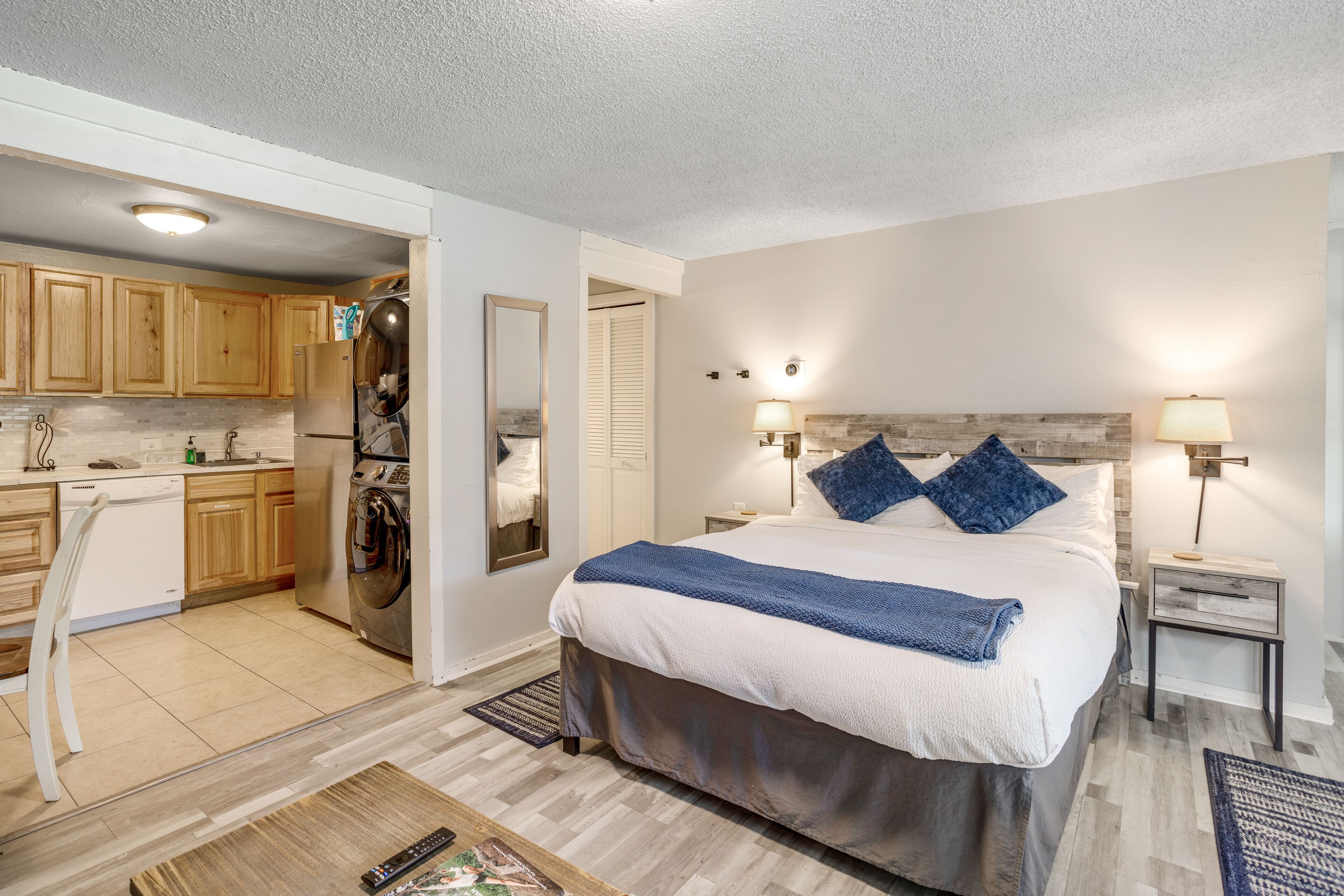 Studio with updated interior, fireplace & W/D - Vail Village bus access