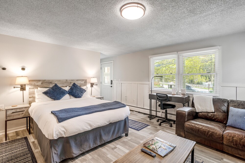 Studio with updated interior, fireplace & W/D - Vail Village bus access