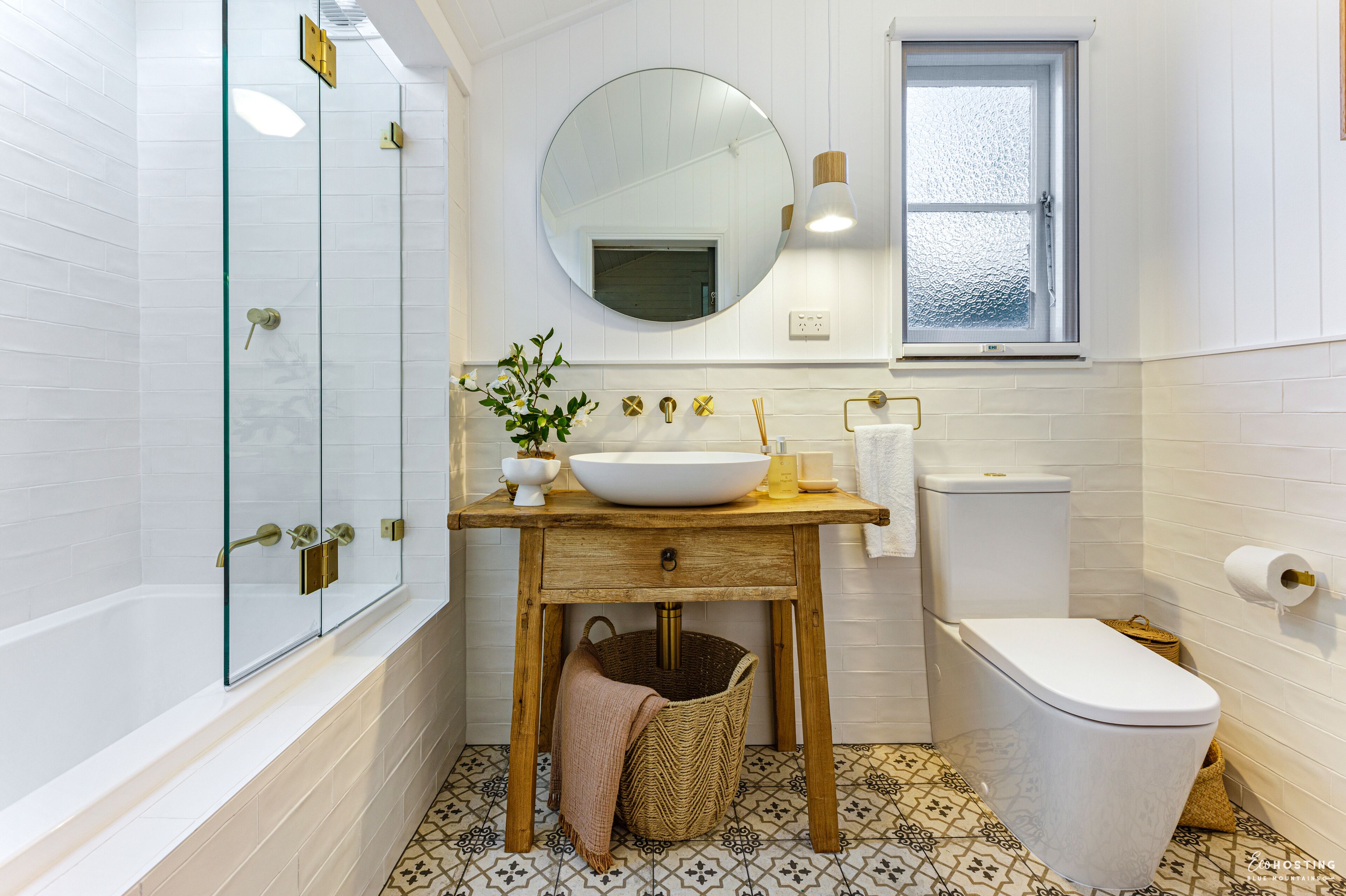 Highland Cottage with Indoor Fireplace - Modern Country Life in Leura