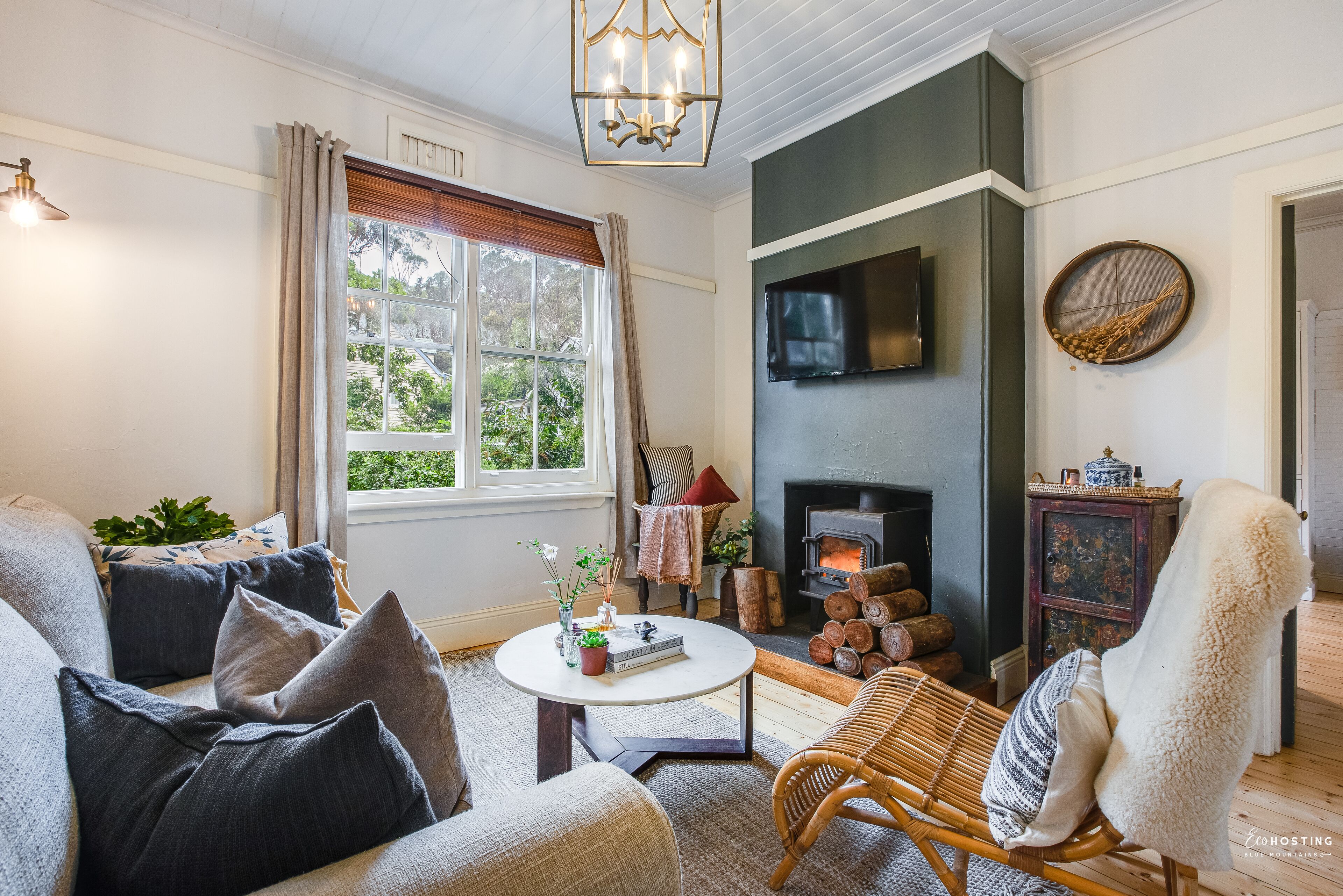 Highland Cottage with Indoor Fireplace - Modern Country Life in Leura