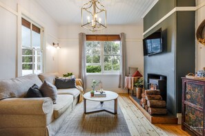 Smart TV, fireplace - Highland Cottage with Indoor Fireplace - Modern Country Life in Leura (Leura)