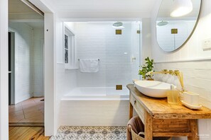 Bañera con ducha, secador de pelo, toallas, papel higiénico