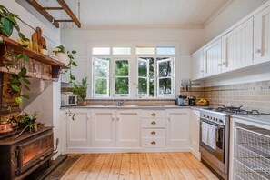 Een koelkast, een microgolfoven, een oven, een kookplaat