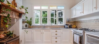 Highland Cottage with Indoor Fireplace - Modern Country Life in Leura