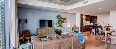 Fernseher, Tischtennisplatte, Bücher