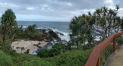 Luxury Beachside Courtyard resort apartment 2 br 2 bath Family sized, beach 1min