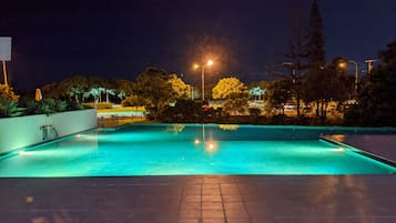 Una piscina al aire libre, una piscina climatizada