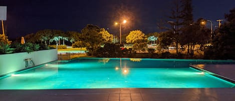 Una piscina al aire libre, una piscina climatizada