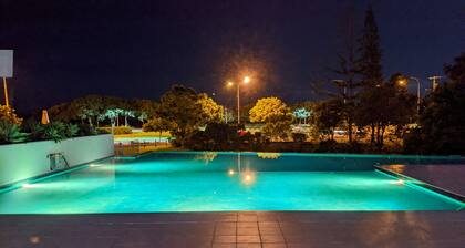 Luxury Beachside Courtyard resort apartment 2 br 2 bath Family sized, beach 1min