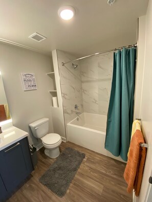 Combined shower/bathtub, towels