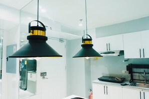 ثلاجة، ميكروويف، موقد طهي مسطح، غلّاية كهربائية