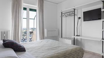 1 habitación, escritorio, tabla de planchar con plancha y cuna de viaje