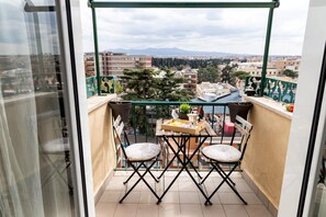 Outdoor dining - Sapienza Apartment with balcony (ROMA)