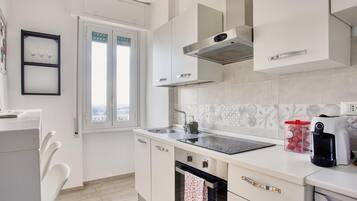 Refrigerador, horno, parrilla de estufa y cafetera y tetera