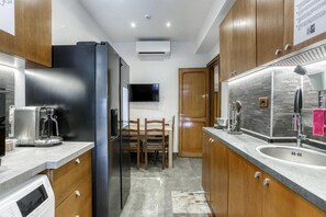 Mini-fridge, microwave, oven, stovetop