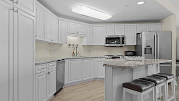 Condo, 3 Bedrooms | Private kitchen