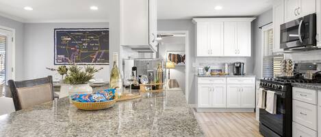 冷蔵庫、電子レンジ、オーブン、コンロ