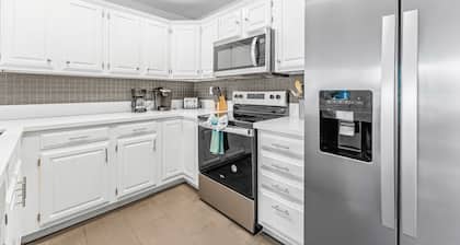 Renovated, dog-friendly condo 2 blocks from the beach w/patio, grill & hot tub