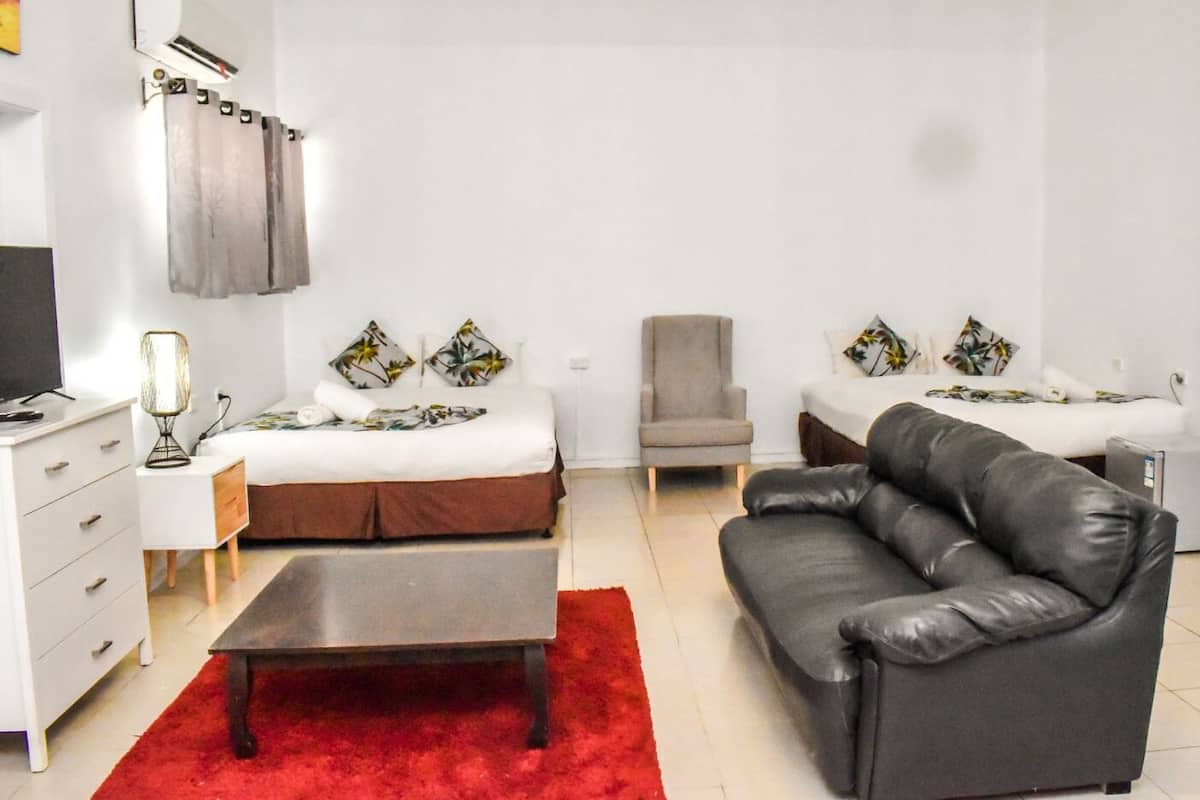 Familie studio | Donzen dekbedden, individueel gemeubileerd, een bureau