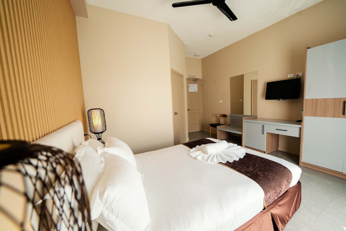Deluxe kamer, 1 queensize bed | Donzen dekbedden, individueel gemeubileerd, een bureau