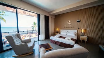 Phòng Executive | Chăn bông, trang bị nội thất với thiết kế riêng biệt, bàn