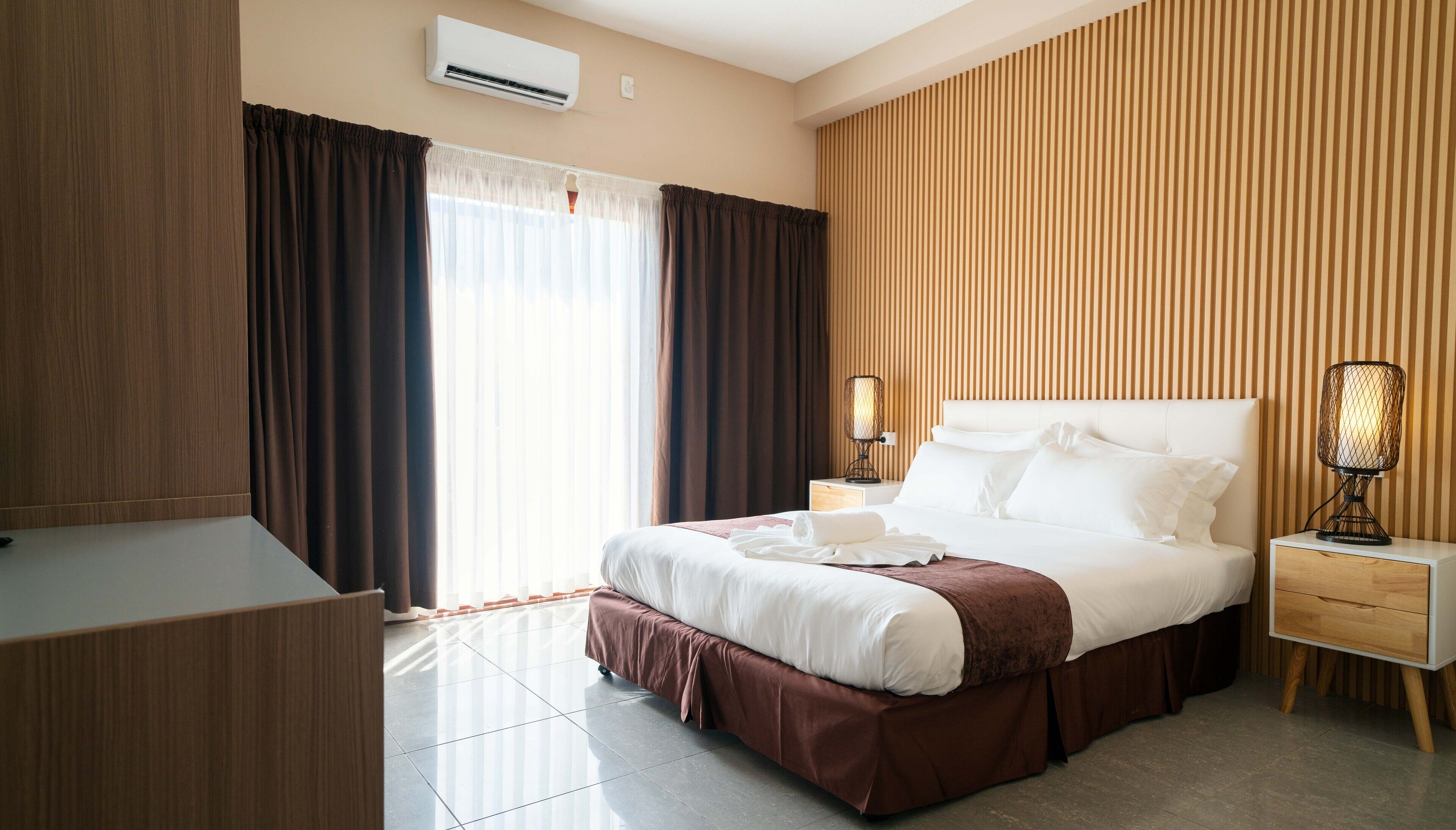 Habitación Deluxe, 1 cama Queen size | Edredón, muebles diferentes y escritorio 