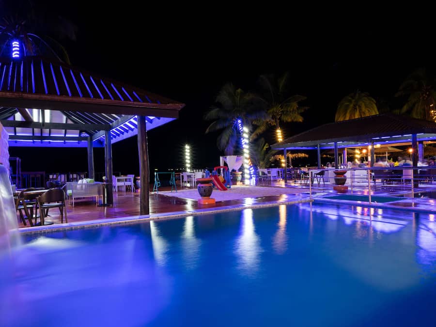 Ulkouima-allas, aurinkotuoleja