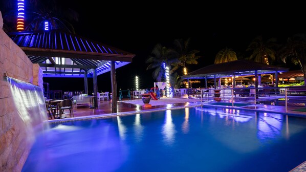 Outdoor pool, pool loungers - Hotel Bulabard (Nadi)