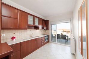 ثلاجة، فرن، موقد طهي مسطح، كرسي للأطفال